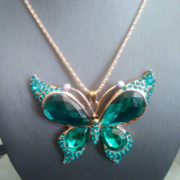 Sparkly Emerald CRYSTAL & Rhinestone BUTTERFLY Pendant Necklace - Picture 5 of 6